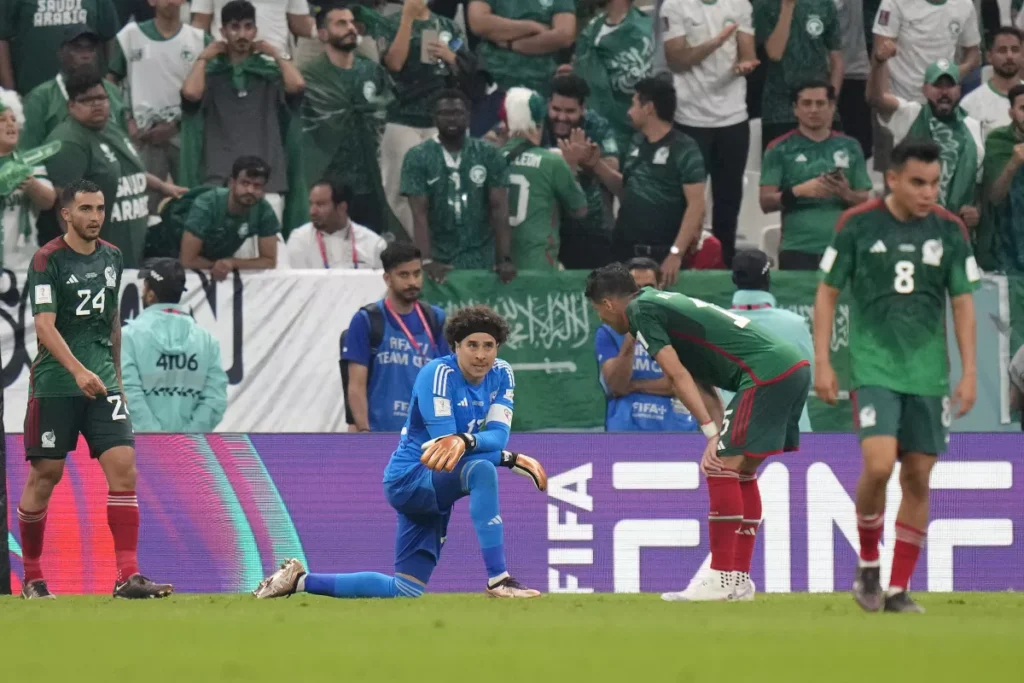 México vence 2-1 a Arabia Saudí, pero dice adiós al Mundial thumbnail