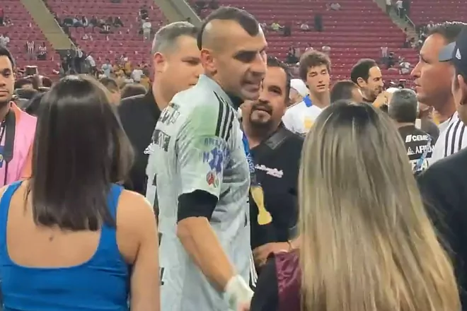 Nahuel Guzmán acepta error y se disculpa con reportera de TUDN thumbnail