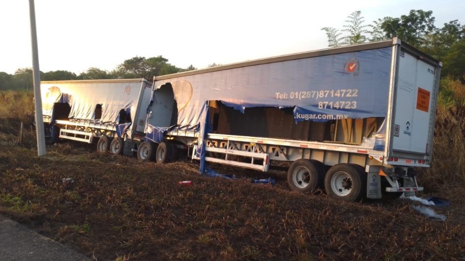 No dejaron ni una: tráiler con cervezas se accidenta en la carretera Villahermosa y la gente se lleva todas