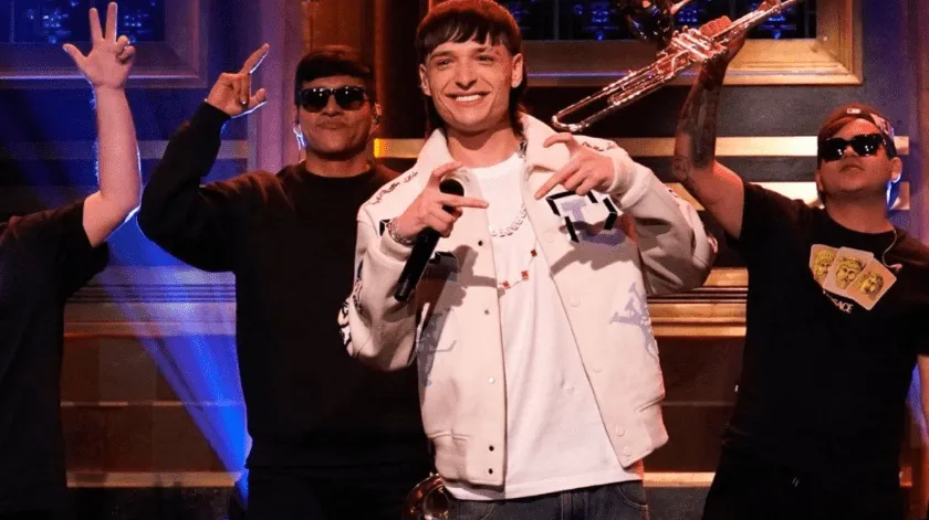 Peso Pluma interpreta «Ella baila sola» en The Tonight Show de Jimmy Fallon