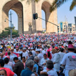 Políticos asisten a la marcha en defensa del INE en la Ciudad de México
