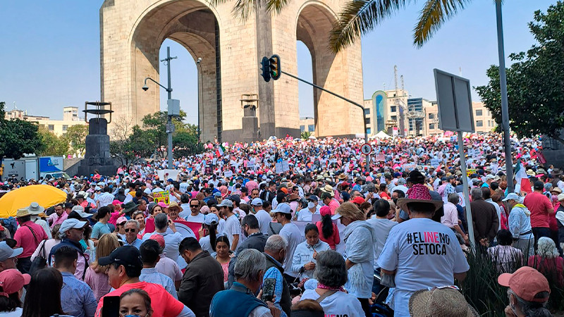 Políticos asisten a la marcha en defensa del INE en la Ciudad de México thumbnail
