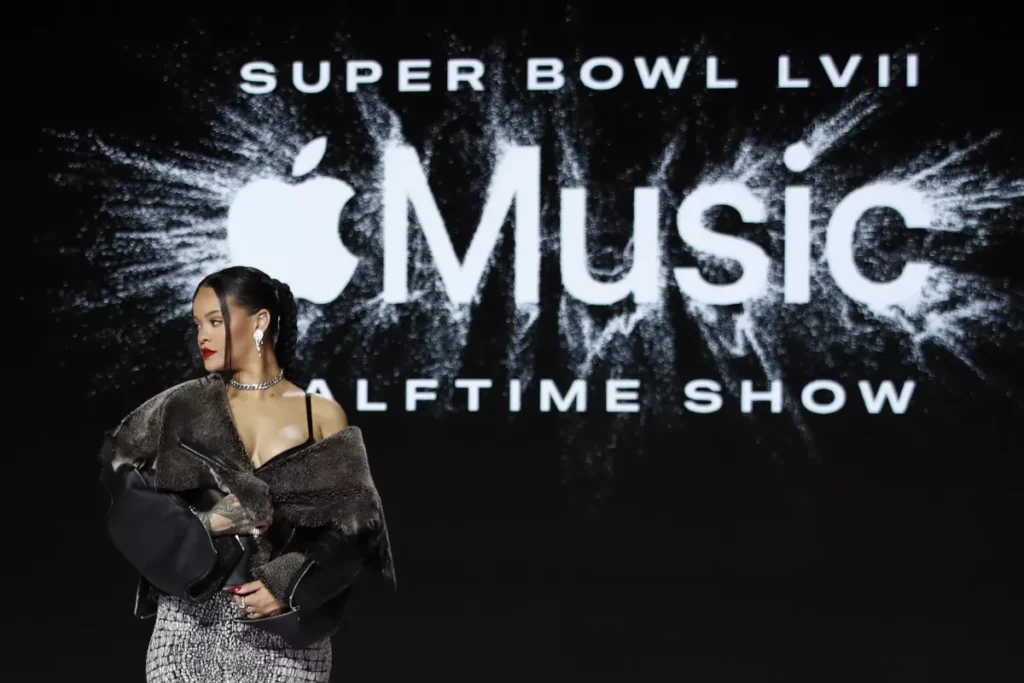 Rihanna dice que la maternidad la impulsó a actuar en “intimidante” Super Bowl thumbnail