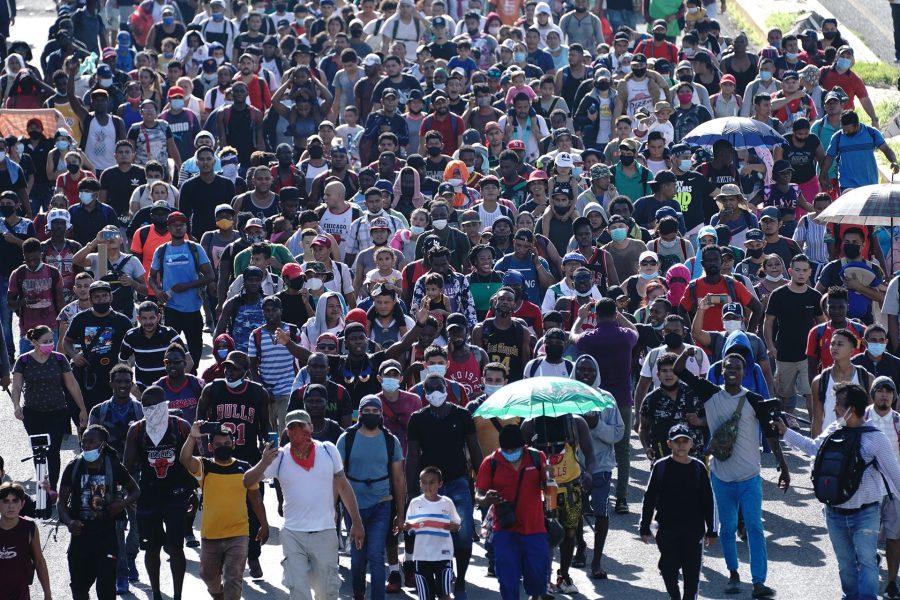 Se desata batalla política en torno al traslado de migrantes en Estados Unidos