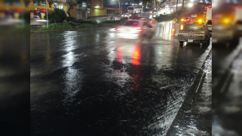 Se inundan vialidades tras lluvia y granizada en Morelia thumbnail