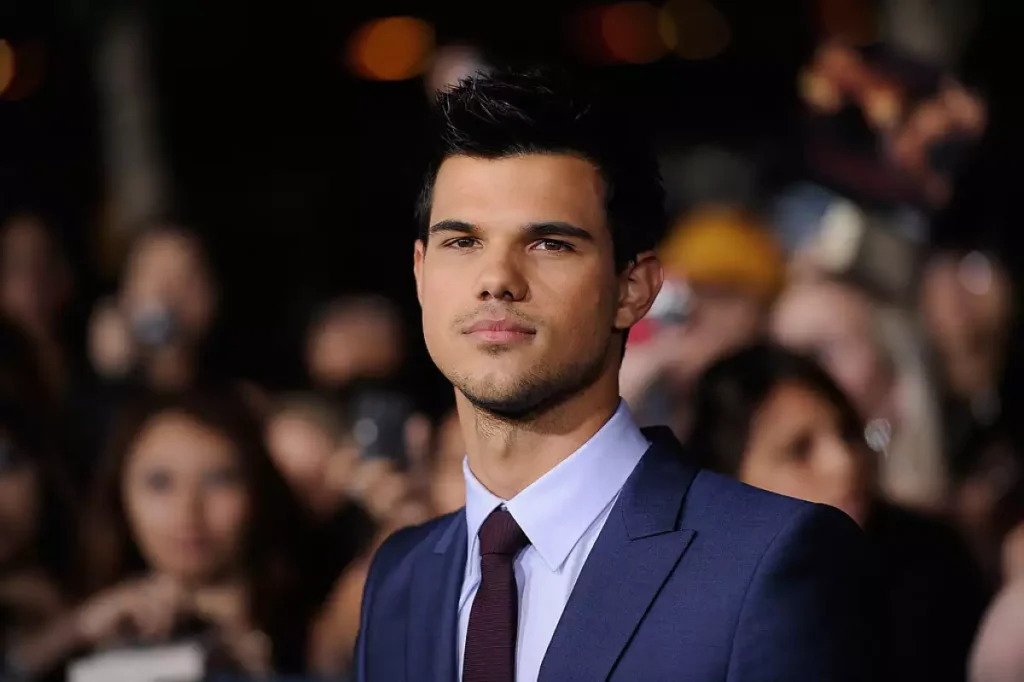 Taylor Lautner muestra los comentarios de odio que recibe por su aspecto físico thumbnail