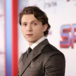 Tom Holland revela que se ha mantenido sobrio durante más de un año