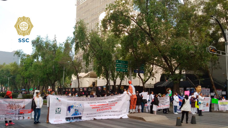 Trabajadores de la Salud bloquean Paseo de la Reforma en exigencia de mejores condiciones laborales thumbnail