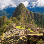 Un turista europeo se desnuda para tomarse una fotografía, en Machu Picchu