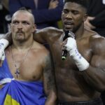 Usyk vence a Joshua de nuevo; retiene cetros de los pesados