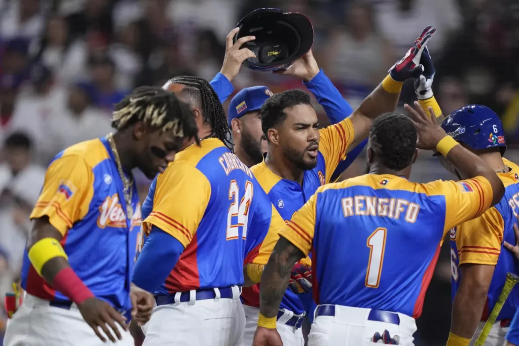 Venezuela vence a Dominicana por 1ra vez en Clásico Mundial thumbnail