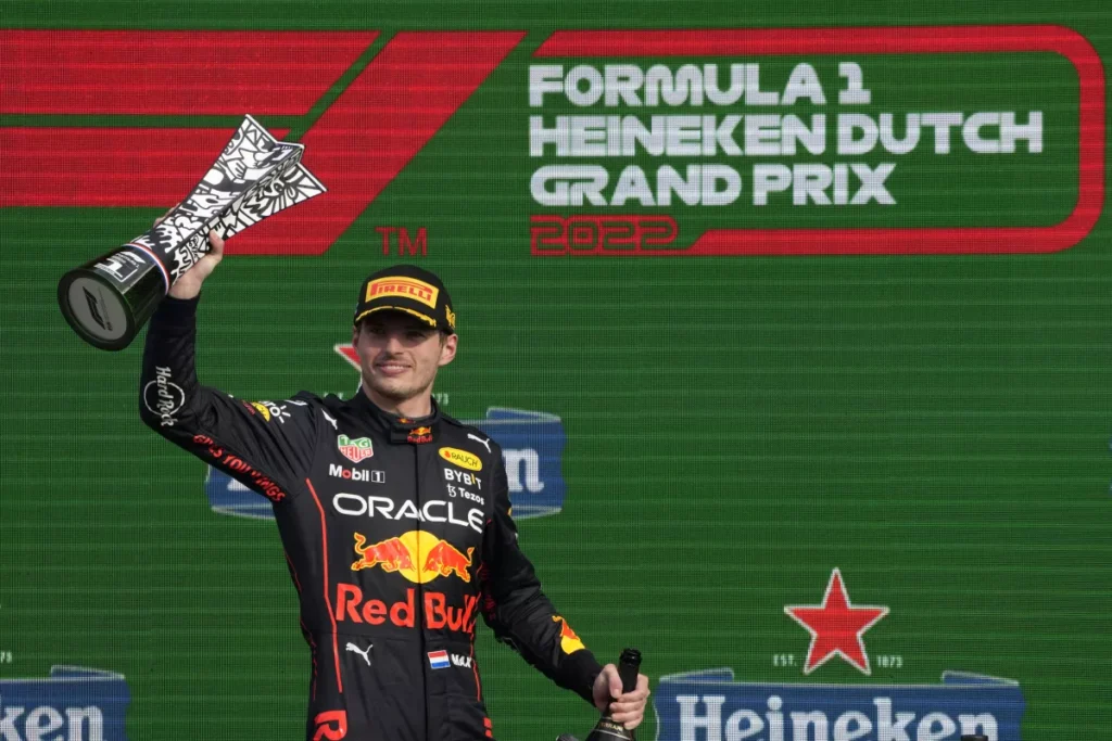 Verstappen gana en casa y extiende su ventaja en la cima thumbnail