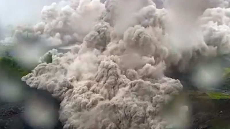 Volcán Semeru entra en erupción en Indonesia