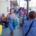 Adultos esperan hasta dos horas en filas del banco de Bienestar en Ciudad Juárez