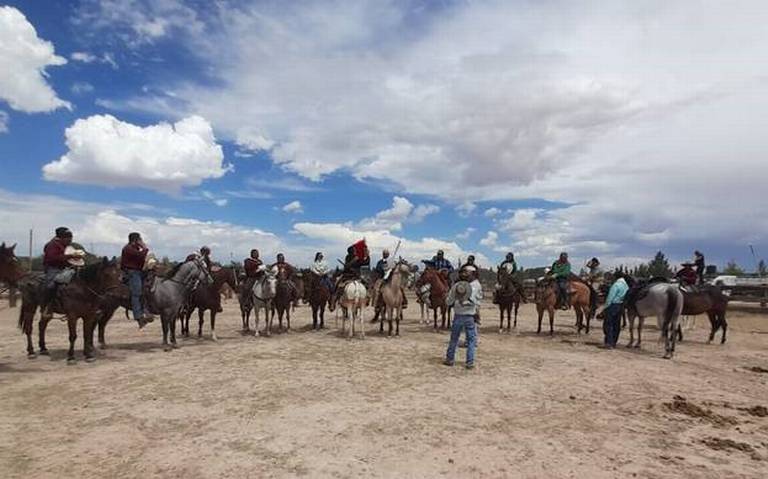 Cabalgata Villista retoma su camino después de pasar la noche en Samalayuca thumbnail