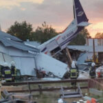 En Polonia, cae avión sobre un hangar; se reportan cinco muertos