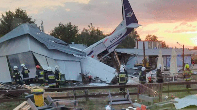 En Polonia, cae avión sobre un hangar; se reportan cinco muertos