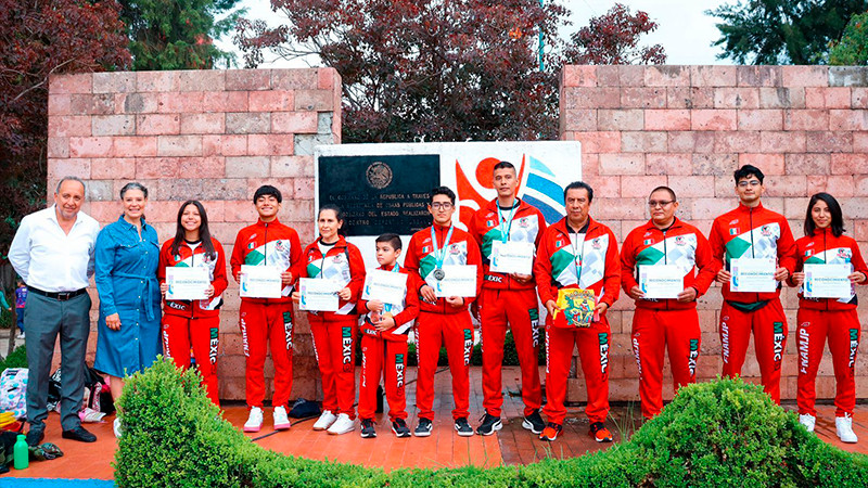 Reconoce IMCUFIDE a delegación moreliana de Karate por sus medallas en Escocia