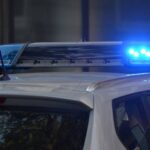 Choca poste y vuelca su vehículo