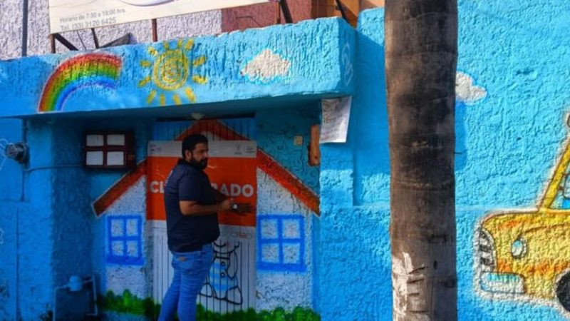 Clausuran kínder por educadora que asustaba a menores con máscara en Zapopan