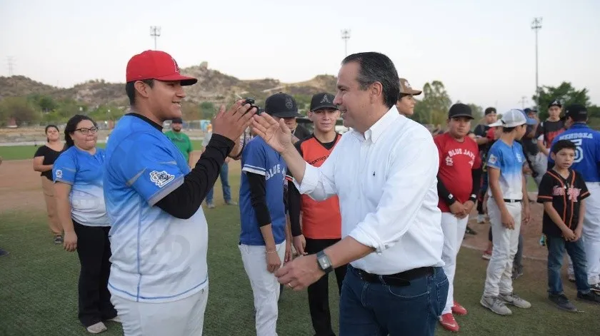 Entrega alcalde de Hermosillo iluminación LED de 3 campos deportivos