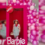 Foto de niña en caja de Barbie conmueve en internet; la buscan para sorprenderla