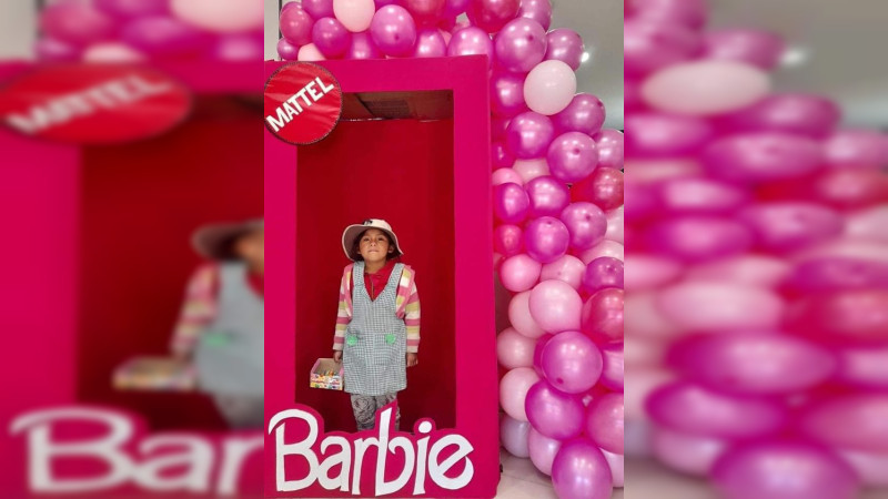 Foto de niña en caja de Barbie conmueve en internet; la buscan para sorprenderla
