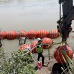 Gobierno de Texas refuerza alambre de púas en su frontera con México pese a demanda de EEUU