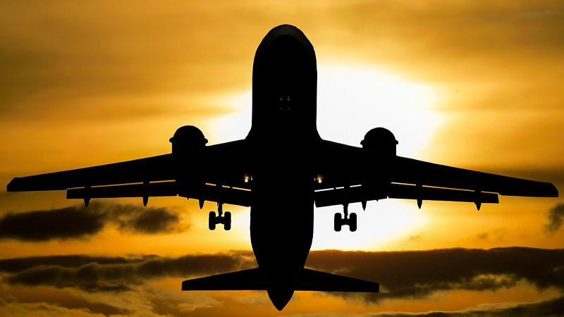 Huelga en sector aéreo provoca cancelación de cientos de vuelos, en Italia