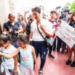Presentan manifestantes plan de acción para exigir distribución de libros de texto
