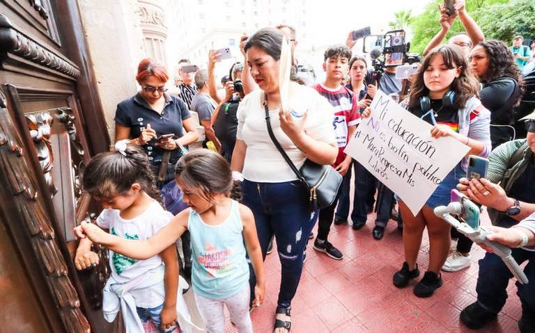 Presentan manifestantes plan de acción para exigir distribución de libros de texto