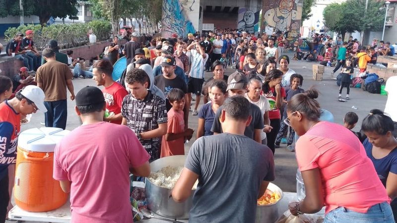 Miles de migrantes se encuentran varados en Irapuato; esperan por el tren que los lleve a la frontera