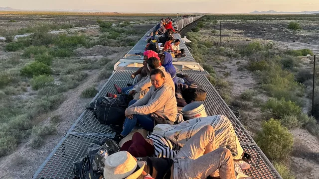 Migrantes continúan llegando a la frontera de EU a pesar de restricciones de las autoridades