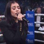 Danna Paola se luce al cantar el Himno Nacional en pelea del Canelo