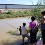 Migrantes ignoran a agentes del INM y cruzan el río Bravo