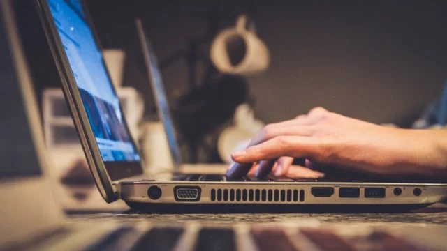 Actualización informática ocasiona apagón telefónico y de internet en Australia