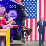 Anuncia Joe Biden inversiones de infraestructura para línea ferroviaria
