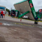 En Veracruz, frente Frío 8 derriba techo de gasolinera; hay dos empleados heridos