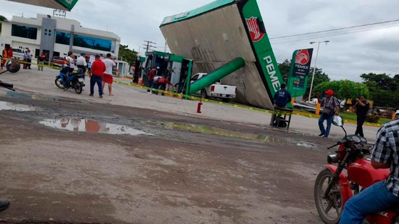 En Veracruz, frente Frío 8 derriba techo de gasolinera; hay dos empleados heridos