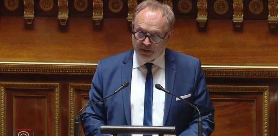 Suspenden a senador francés acusado de drogar a diputada para violarla