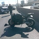 Choca motociclista contra camioneta en periférico de la Juventud