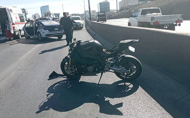 Choca motociclista contra camioneta en periférico de la Juventud