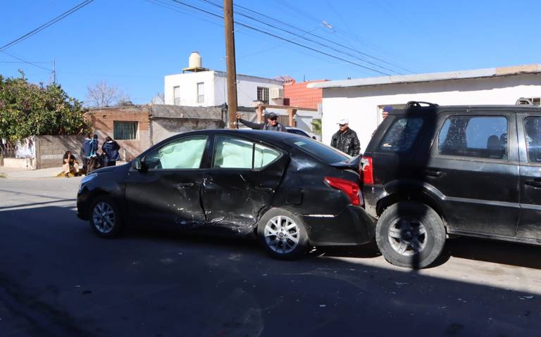 Omiten el alto y chocan en la Villa, dos personas resultaron lesionadas