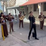 Celebra Ángel Galván a enfermeros con serenata en el Hospital Central