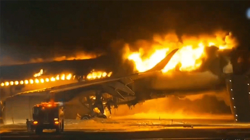 Tras choque de aviones en aeropuerto de Tokio, cancelan más de 200 vuelos