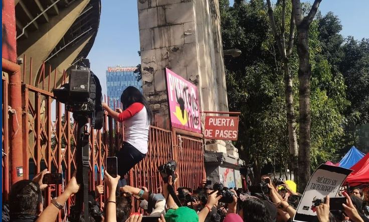 Marcha Antitaurina en la Plaza México termina en caos