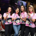 Artesanas pintan medalla del Medio Maratón Mujer Querétaro 2024