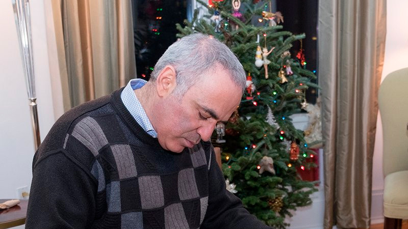 Ex campeón mundial de ajedrez responsabiliza a Putin por muerte de Navalny