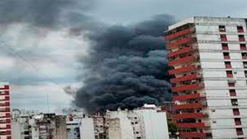 Incendio en subestación eléctrica deja 54 mil usuarios sin luz y vecinos evacuados en Buenos Aires