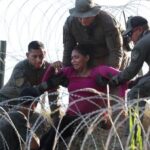 Corte Suprema de EU extiende suspensión de polémica ley de inmigración de Texas